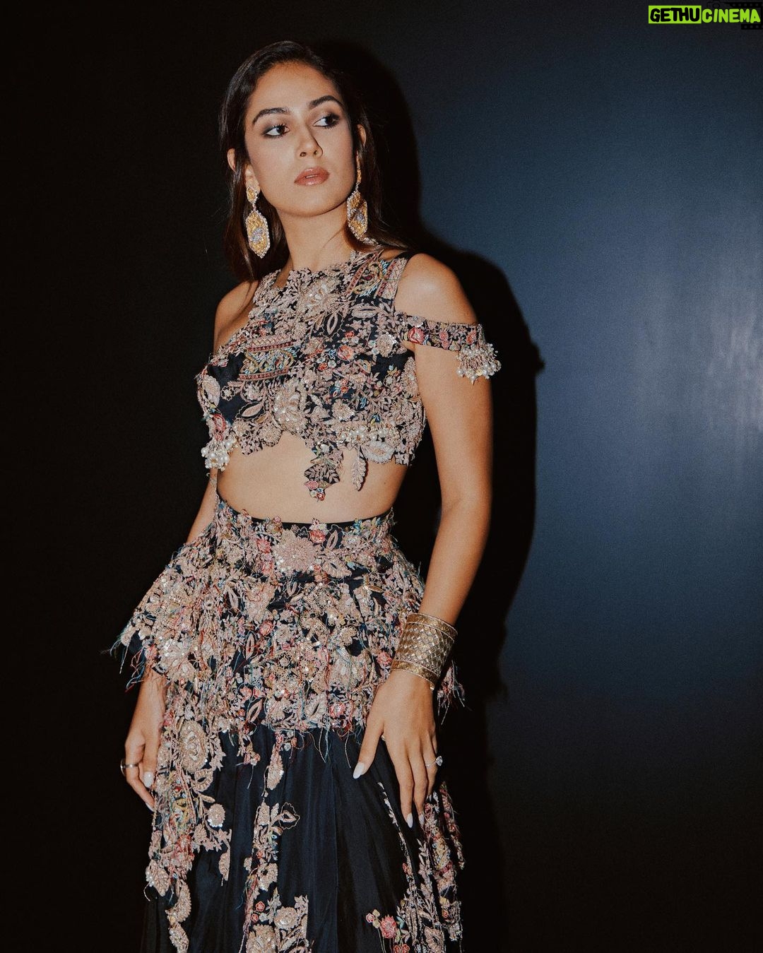 Mira Rajput Instagram - An elephant whispered in my ear For @nmacc.india #IndiaInFashion with the one who is the epitome of Fashion in India @anamikakhanna.in Special credit to the most beautifully crafted earrings by @eonjewellery. A confluence of fashion and culture - Diamond elephants trumpeting against a backdrop of gold lotus jaal.