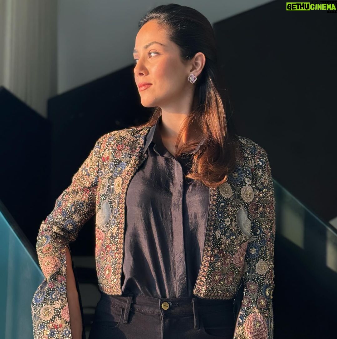 Mira Rajput Instagram - 🫶🏻, wild & free Loved this jacket since I saw it in Anita’s preview lookbook and it reminded me of her innate ability to bring the India of old and new together, but more importantly the wearability she strives for in all her designs. Cause really we all just wanna wear jeans, but make it fashion 🤪 This one’s a keeper 💕 @anitadongre