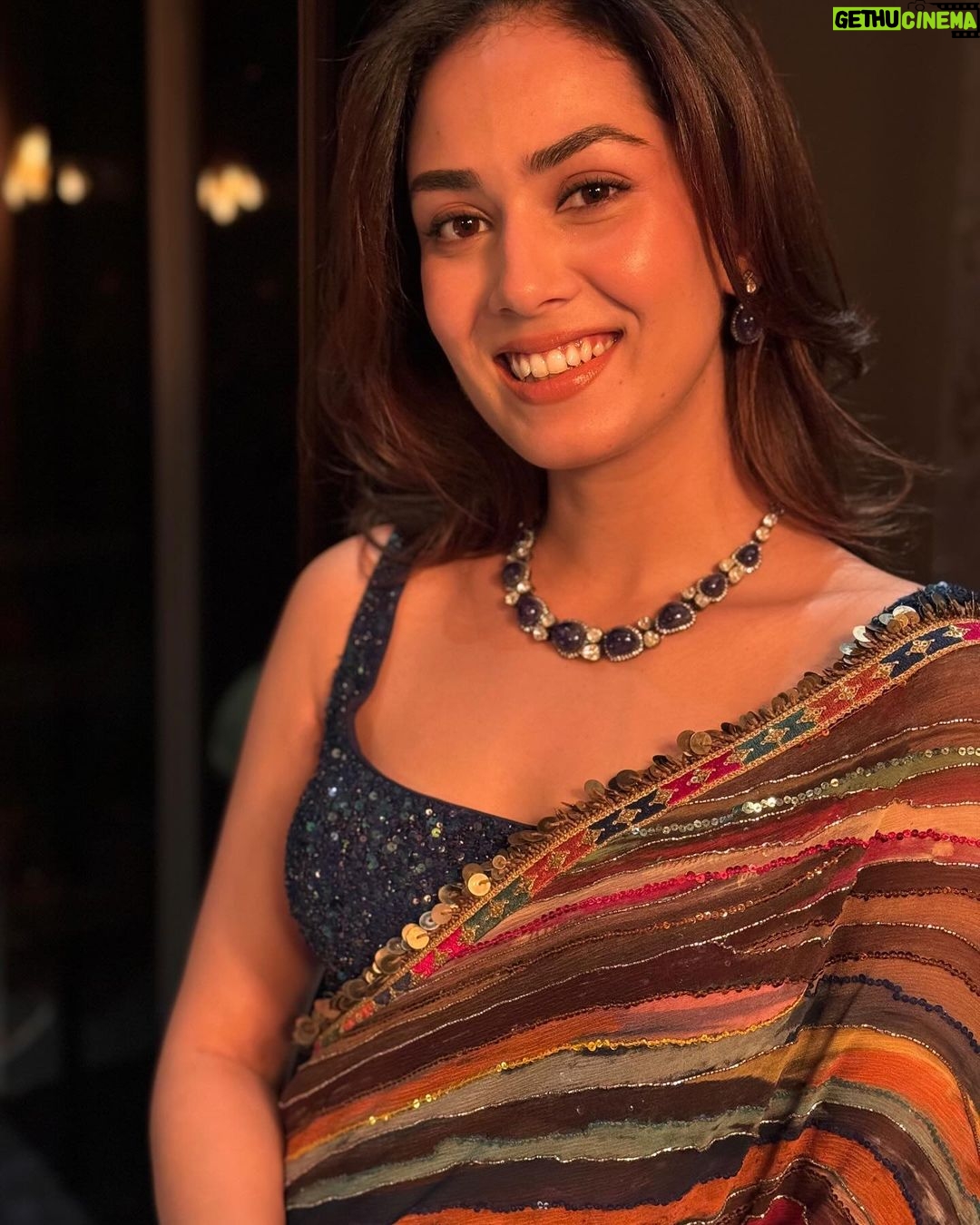 Mira Rajput Instagram - Do you all remember the times we would plan our outfits for a Friday night on Wednesday after a group call with the girls and spend hours getting ready.. Fast forward to styling, hair & makeup and photo shoots.. I really miss the thrill and joy of doing everything myself, especially because I enjoy discovering makeup and I’m pretty good with my hair (somebody once challenged me to iron my baby hair with my eyes closed.. and I’m never one to reject a challenge😉) So last night I decided to go back to a true DIY.. soft & subtle just the way I like.. and nothing like a quick Portrait mode burst. What I absolutely love most is selecting jewellery for I really feel it reflects one’s mood and lifts an outfit. I spend much more time finding the right accessories till it feels just right. Jewellery for me isn’t about what’s trendy, but far more personal. A simple tanzanite and polki Victorian style set from @amrapalijewels was my pick (I wore similar earrings the last time I wore this sari) and a tanzanite and rosecuts ring from my personal collection. What do you think? ❣️