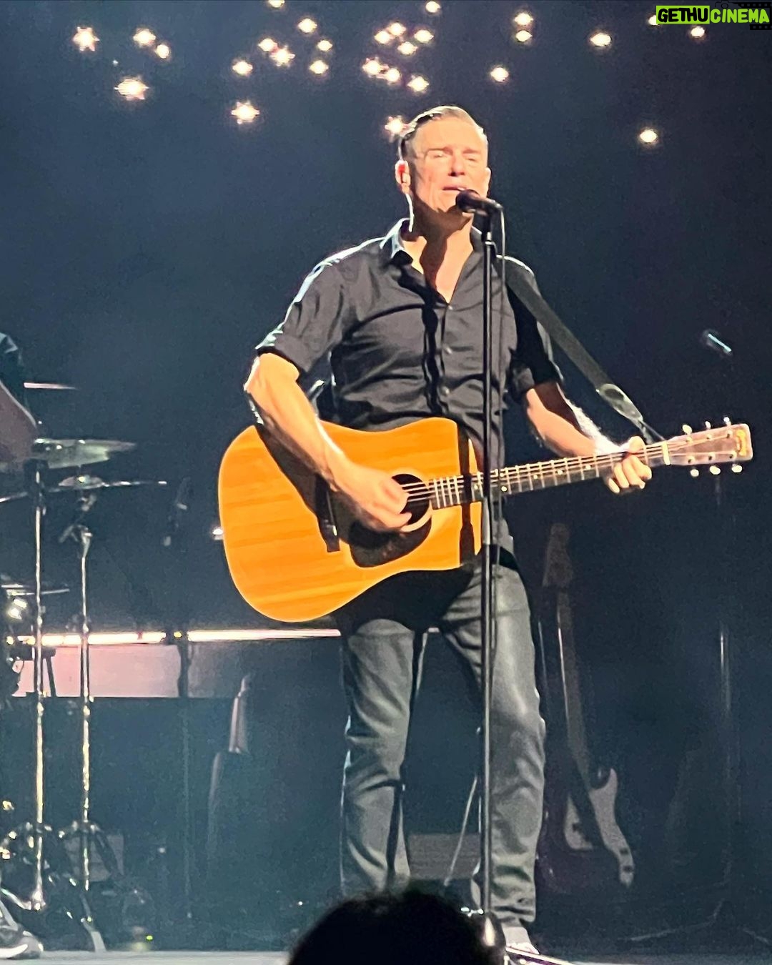Mira Rajput Instagram - The one right on top of my bucket list ✔️ @bryanadams what a rockstar!!!! My sisters’ tapes playing in the background while I grew up, it almost feels like @bryanadams was the soundtrack of my childhood. The only music I remember. So even though it’s past my time, it’s from the past of my time. I sing the songs like they’re the beat in my bones. And before I knew it I became that die-hard fan. The energy, the vibe, the way the crowd sang before he could even start. And now that the times are changing.. look at everything that’s come and gone.. I couldn’t believe it, I still can’t believe it. I don’t think I ever will. Star Theatre Singapore