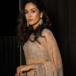 Mira Rajput Instagram – Another day, another sari 

Sari – @arpitamehtaofficial
Jewellery – @renuoberoiluxuryjewellery @amigos.rizwan 
Styled by – @mohitrai with @ruchikrishnastyles @teammrstyles

@richie_muah @hairbysanjanag