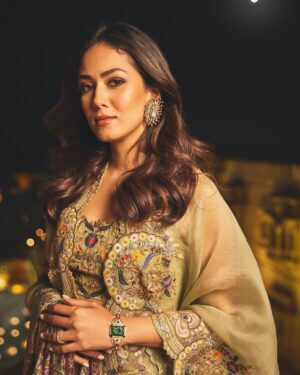 Mira Rajput Instagram - When the night has come and the land is dark,
And the moon is the only light 🌙