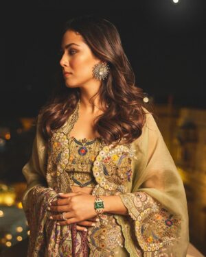 Mira Rajput Instagram - When the night has come and the land is dark,
And the moon is the only light 🌙