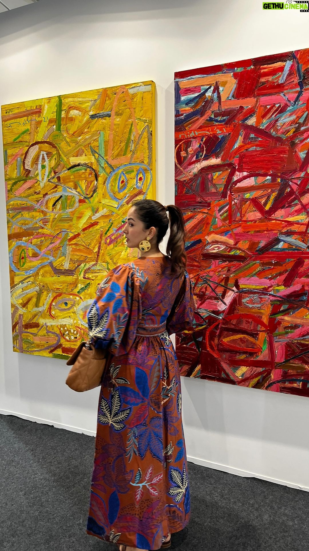 Mira Rajput Instagram - A walk through the @artmumbaiofficial fair. A true sensorial feast!