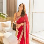 Mira Rajput Instagram - Galli mein chand nikla 🌙 Custom @punitbalanaofficial draped by my favourite @dolly.jain @amrapalijewels @thepinkpotli @mohitrai @ruchikrishnastyles @hairbysanjanag 📷@nupuragarwal__