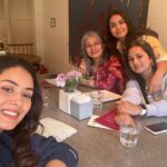 Mira Rajput Instagram - Yoohoo hi family 🤩
