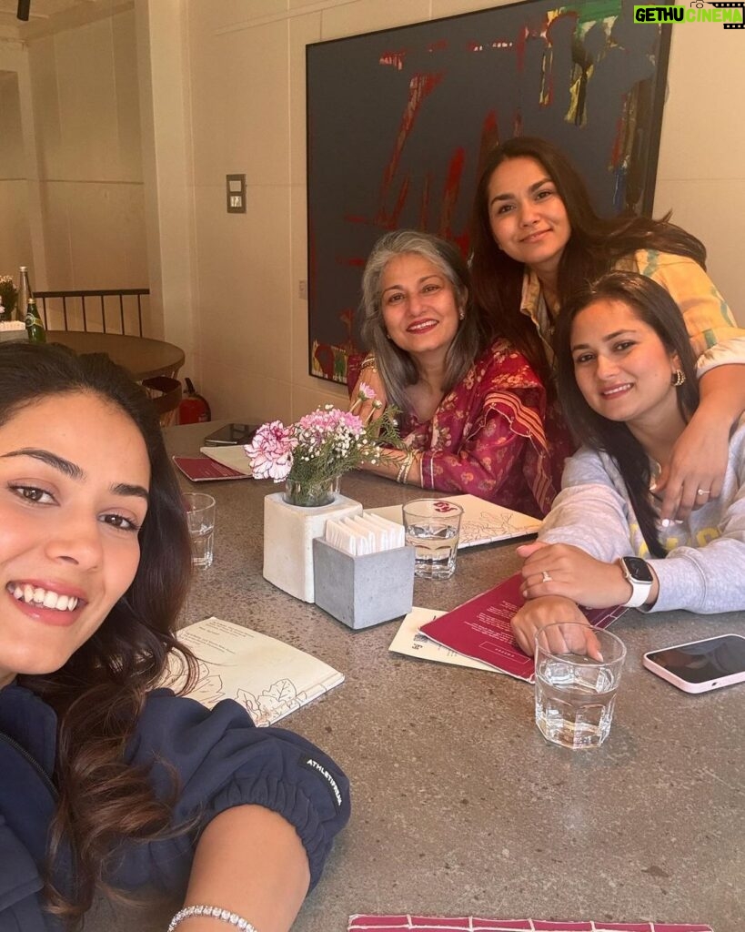 Mira Rajput Instagram - Yoohoo hi family 🤩