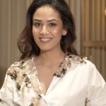 Mira Rajput Instagram – In the second episode of Vogue Front Row, Mira Kapoor reveals her criteria for picking a bag, her functional style and thoughts on Anamika Khanna’s AK-OK show. Join her and Vogue editors behind the scenes, and on-ground at Lakmē Fashion Week X FDCI. Tap to watch more. 

Video by: @vids__bala 

@mira.kapoor @rochelle.pinto @anamikakhanna.in @akok.in 
@lakmefashionwk @fdciofficial @sonakshiisharrma @shriyazamindar 

#VogueFrontRow #VogueFashion