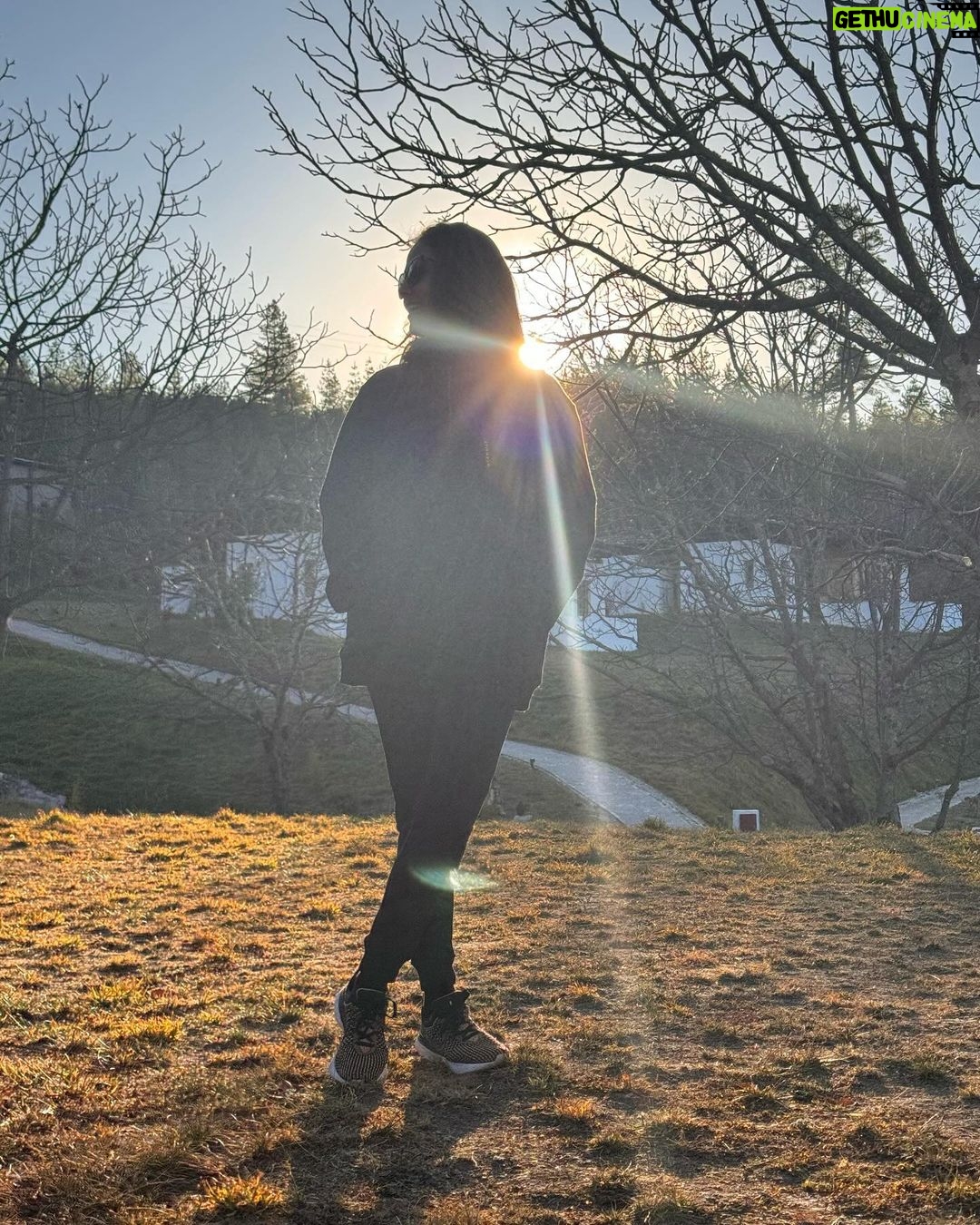 Mira Rajput Instagram - Bare ✨ necessities