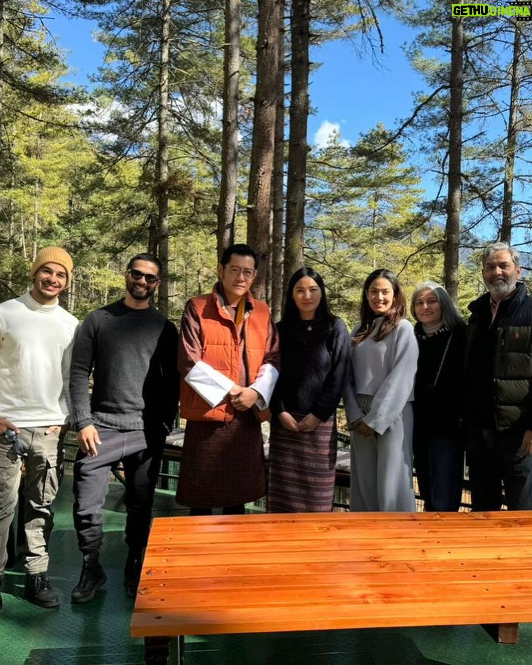 Mira Rajput Instagram - Bhutan : The People’s Kingdom. So grateful to have met His Majesty The King @kingjigmekhesar and Her Majesty The Gyaltsuen of Bhutan and spent time on many occasions during our stay.. Their warmth, humility and generosity envelopes one into the comfort of chatting and interacting candidly. Yet their pride for the country,their people & its heritage reminds one of their innate regality.