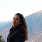 Mira Rajput Instagram - Taking off to 2024. Better & Brighter, Be - yourself, real & happy! So while we leave behind the baggage that slows us down, let’s never forget to check-in the one package we should load in kilos.. fun! Have fun guys. Life is too short to be serious ❣️ Happy New Year ✨🫶🏻♥️ Six Senses Bhutan
