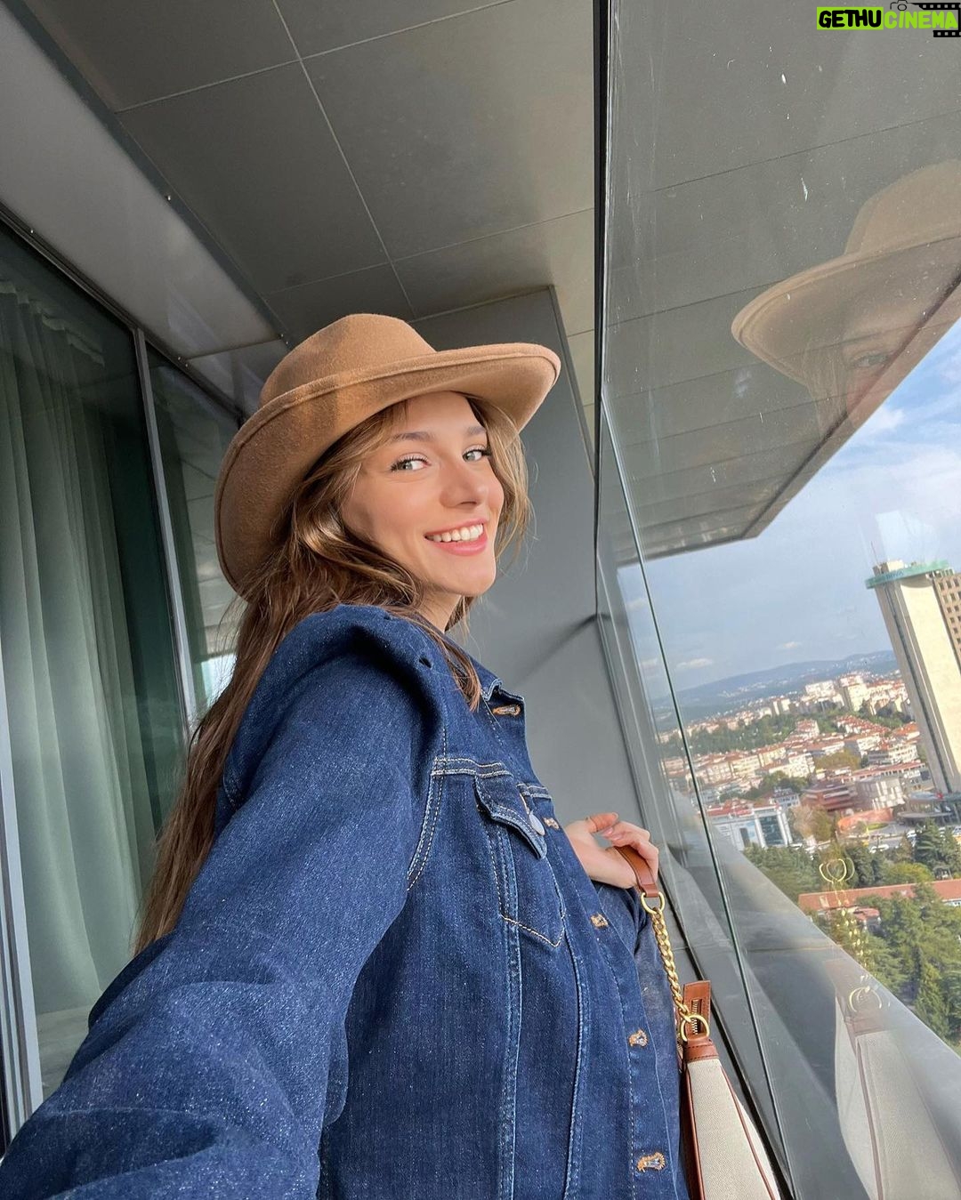 Miray Daner Instagram - Montsuz son post 👩🏼🌾