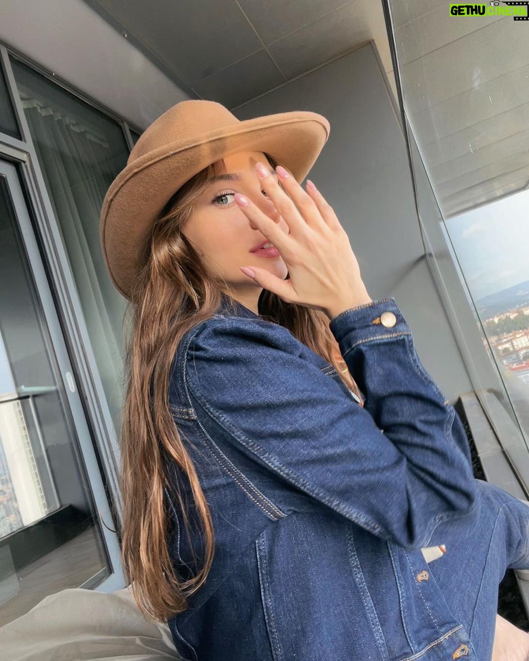 Miray Daner Instagram - Montsuz son post 👩🏼🌾