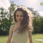 Miray Daner Instagram – Doğanın sonsuz onarıcı gücünü birlikte keşfedelim! 🙌🌿

Yves Rocher’nin YENİ Onarıcı Saç Bakım Serisi ile doğanın mucizesi saçlarımda! Jojoba yağı içeren bu etkili ve doğal formül, saçlarımıza doğanın gücünü yeniden kazandırıyor. 🤩

Bu özel saç bakım serisi sayesinde siz de 30 kat daha dayanıklı, %94 oranında daha az kırılan saçlara sahip olabilirsiniz! 🌱

#yvesrocher #doğanıngücüsaçımda #jojobanınonarıcıgücü #benimsaçhikayem #yvesrochercomtr