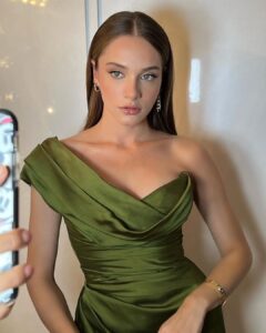 Miray Daner Instagram - 🤍🍸 Styling: @rutkayozis Makeup : @aynnur Hair : @enginaktashair_ 👗: @zuleyhakuru 💎: @baguette_jewellery