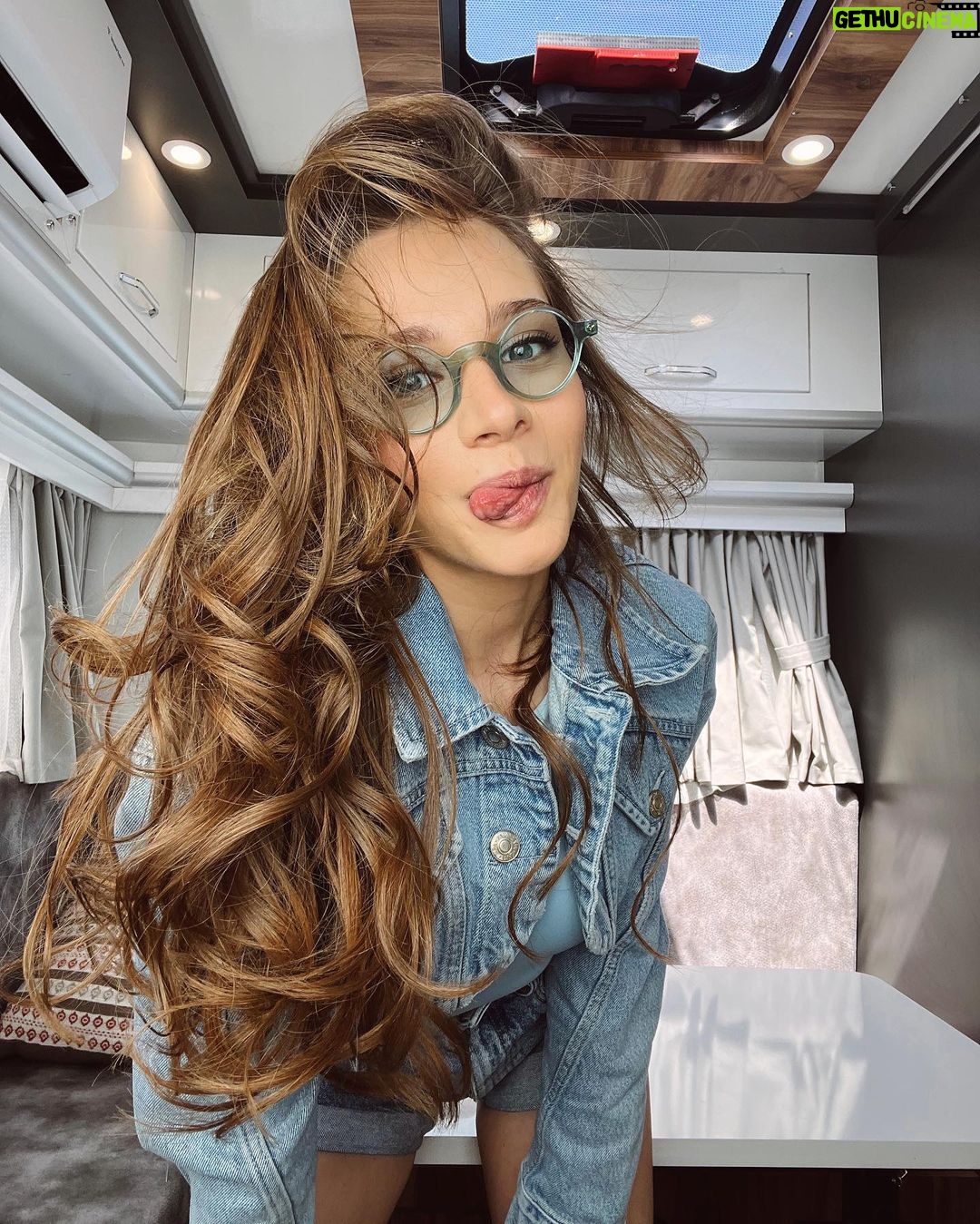 Miray Daner Instagram - Ben yine bıraktığınız yerdeyim 🚌