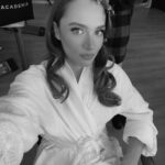 Miray Daner Instagram – Biraz da kamera arkası 🎬 Emeği geçen herkese teşekkürler 🤍
@rutkayozis @mutluahmet.sinan @aynnur @simgebirben 🌟
(Bütün gün bizimle ilgilendiği için maşasını bile tamamlayamadan, saçının yarısı düz yarısı dalgalı bir şekilde aramızda olan @berilvaroll en büyük teşekkür sana 🙌🏻)