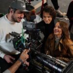 Miray Daner Instagram – Biraz da kamera arkası 🎬 Emeği geçen herkese teşekkürler 🤍
@rutkayozis @mutluahmet.sinan @aynnur @simgebirben 🌟
(Bütün gün bizimle ilgilendiği için maşasını bile tamamlayamadan, saçının yarısı düz yarısı dalgalı bir şekilde aramızda olan @berilvaroll en büyük teşekkür sana 🙌🏻)