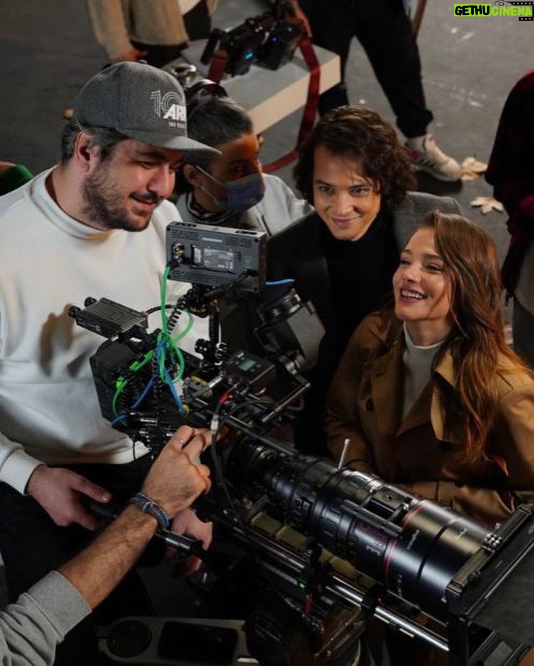 Miray Daner Instagram - Biraz da kamera arkası 🎬 Emeği geçen herkese teşekkürler 🤍 @rutkayozis @mutluahmet.sinan @aynnur @simgebirben 🌟 (Bütün gün bizimle ilgilendiği için maşasını bile tamamlayamadan, saçının yarısı düz yarısı dalgalı bir şekilde aramızda olan @berilvaroll en büyük teşekkür sana 🙌🏻)