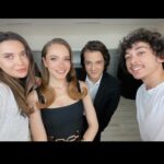 Miray Daner Instagram – Biraz da kamera arkası 🎬 Emeği geçen herkese teşekkürler 🤍
@rutkayozis @mutluahmet.sinan @aynnur @simgebirben 🌟
(Bütün gün bizimle ilgilendiği için maşasını bile tamamlayamadan, saçının yarısı düz yarısı dalgalı bir şekilde aramızda olan @berilvaroll en büyük teşekkür sana 🙌🏻)