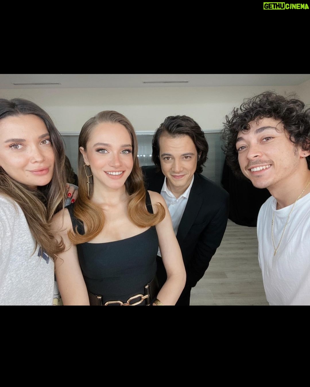 Miray Daner Instagram - Biraz da kamera arkası 🎬 Emeği geçen herkese teşekkürler 🤍 @rutkayozis @mutluahmet.sinan @aynnur @simgebirben 🌟 (Bütün gün bizimle ilgilendiği için maşasını bile tamamlayamadan, saçının yarısı düz yarısı dalgalı bir şekilde aramızda olan @berilvaroll en büyük teşekkür sana 🙌🏻)