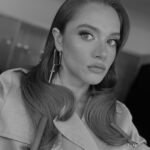 Miray Daner Instagram – Biraz da kamera arkası 🎬 Emeği geçen herkese teşekkürler 🤍
@rutkayozis @mutluahmet.sinan @aynnur @simgebirben 🌟
(Bütün gün bizimle ilgilendiği için maşasını bile tamamlayamadan, saçının yarısı düz yarısı dalgalı bir şekilde aramızda olan @berilvaroll en büyük teşekkür sana 🙌🏻)