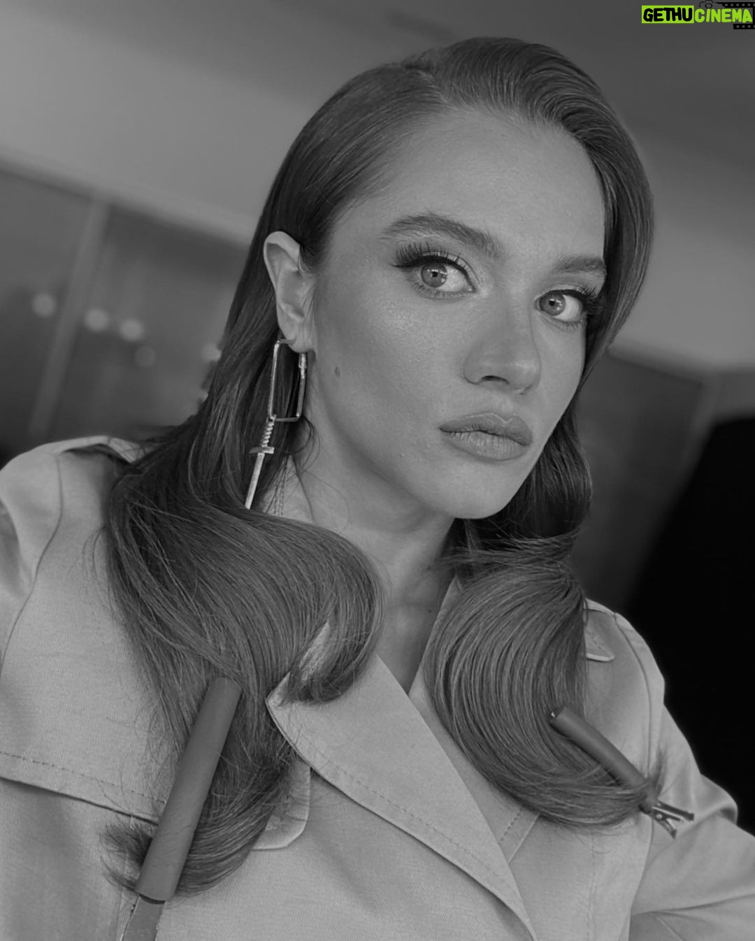 Miray Daner Instagram - Biraz da kamera arkası 🎬 Emeği geçen herkese teşekkürler 🤍 @rutkayozis @mutluahmet.sinan @aynnur @simgebirben 🌟 (Bütün gün bizimle ilgilendiği için maşasını bile tamamlayamadan, saçının yarısı düz yarısı dalgalı bir şekilde aramızda olan @berilvaroll en büyük teşekkür sana 🙌🏻)