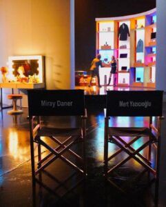 Miray Daner Instagram - Biraz da kamera arkası 🎬 Emeği geçen herkese teşekkürler 🤍 @rutkayozis @mutluahmet.sinan @aynnur @simgebirben 🌟 (Bütün gün bizimle ilgilendiği için maşasını bile tamamlayamadan, saçının yarısı düz yarısı dalgalı bir şekilde aramızda olan @berilvaroll en büyük teşekkür sana 🙌🏻)