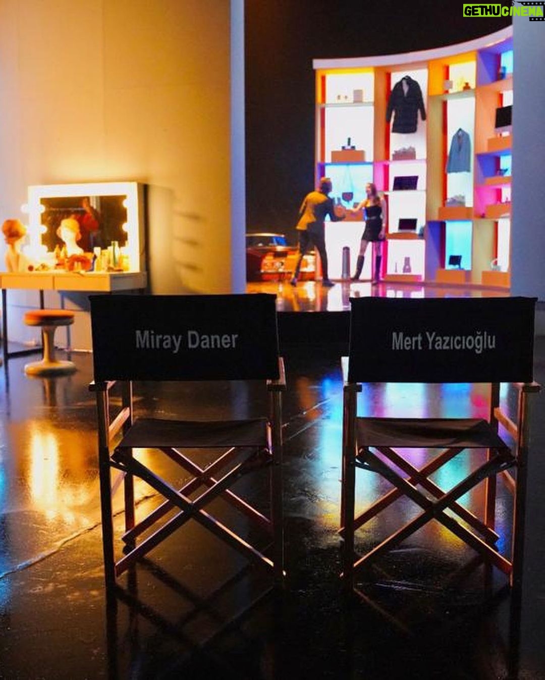 Miray Daner Instagram - Biraz da kamera arkası 🎬 Emeği geçen herkese teşekkürler 🤍 @rutkayozis @mutluahmet.sinan @aynnur @simgebirben 🌟 (Bütün gün bizimle ilgilendiği için maşasını bile tamamlayamadan, saçının yarısı düz yarısı dalgalı bir şekilde aramızda olan @berilvaroll en büyük teşekkür sana 🙌🏻)