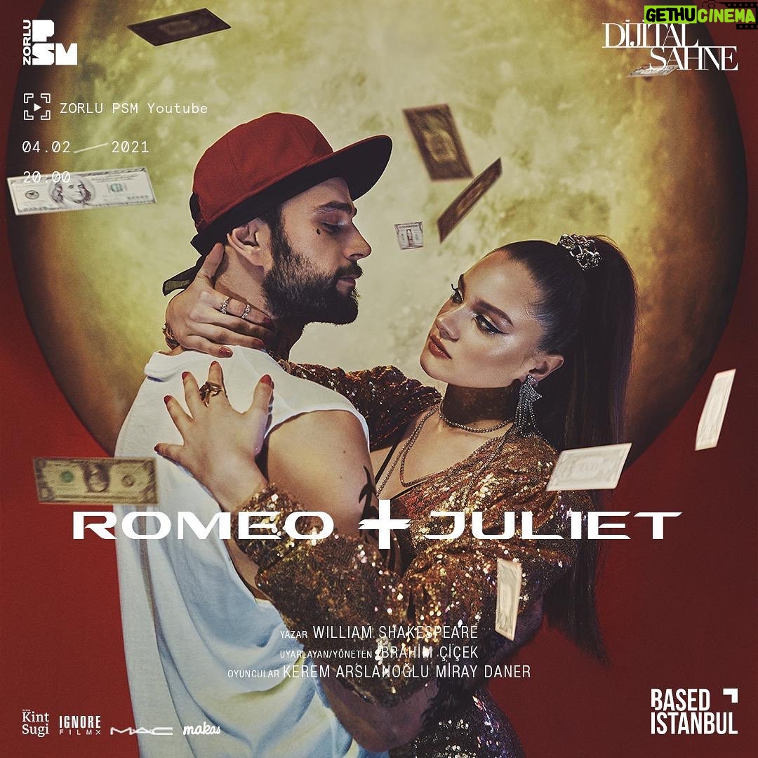 Miray Daner Instagram - Romeo ve Juliet, tutku üzerine bir oyun. İmkansızlıkların aşıldığı, ya da en azından denendiği bir dünyada tutkunun önemini anlatıyor. Bazen saraylarda, bazen sıradan bir apartman katında, bazen de sadece demir bir merdivende… Aşk sadece aşk. @zorlu_psm prodüksiyonu, @basedistanbul iş birliği ve Türk Tuborg A.Ş. katkılarıyla gerçekleşen “Dijital Sahne” serisi, William Shakespeare’in ölümsüz eseri Romeo ve Juliet ile devam ediyor. Tiyatro sahnesinin kült eserlerini seyirci unsurunun dijitalleştiği bir YouTube serisine dönüştüren projede; klasik tiyatroya güncel bir perspektif kazandırmak hedefleniyor. İbrahim Çiçek yönetmenliğinde Zorlu PSM YouTube kanalında yayınlanmaya devam edecek seri; 4 Şubat Perşembe günü saat 20.00’de, Kerem Arslanoğlu ve Miray Daner’in başrollerini paylaştığı Romeo ve Juliet ile ekranlarınızda. Yazar: William Shakespeare Uyarlayan/Yöneten: İbrahı̇m Çı̇çek @ibrahimcicek @tiyatrokintsugi Video Yönetmeni: Gizem Kızıl @gizemkizil Oyuncular: Kerem Arslanoğlu, Miray Daner @keremarslanoglu1 @miraydaner Yapımcı: Duygu Bayram @duygubyram Yaratıcı Yapımcı: Duygu Bengı̇ @duygubengi @basedistanbul Yürütücü Yapımcı: Mı̇ray Kaya @miraykaya Skenograf - Sahne Ve Kostüm Tasarımı: Ceyda Balaban @jadabalaban Kostüm Tasarımı: Burak Sanuk @buraksanuk Müzik: Ömer Sarıgedik @oemr_ Fotoğraf: Burcu Karademir @karademirburcu Işık: İbrahim Çiçek Işık Uygulama: Serkan Deliktaş, Kerem Duran, Orhan Karayaka Proje Yöneticisi: Levent Dokuzer Proje Koordinatörü: Gözde Tekay Video Prodüksiyonu: Metehan Öz Afiş Tasarımı: Ecem Tungaz Yönetmen Ası̇stanı: Helı̇n Irmak Demı̇rel Yapım Asistanı: Eylül Yankin Saç: Makas Makyaj: MAC Sahne Amiri: Emre Gökmenoğlu Ses: Fatih Yücelli, Sergen Şimşek Görüntü Yönetmeni: Can Tengı̇z, Behçet Mert Erbı̇rer Post Prodüksiyon: Zeynep Torun Post Prodüksiyon Asistanı: Dilşah Niğdeli Kamera Asistanları: Mehmet Emin Yücel, Murat Çağlayan Ses Miksaj: Serhat Soyaltın, North Istanbul, Serkan Aykut Kargacı Kreatif Ajans: Bi Creative