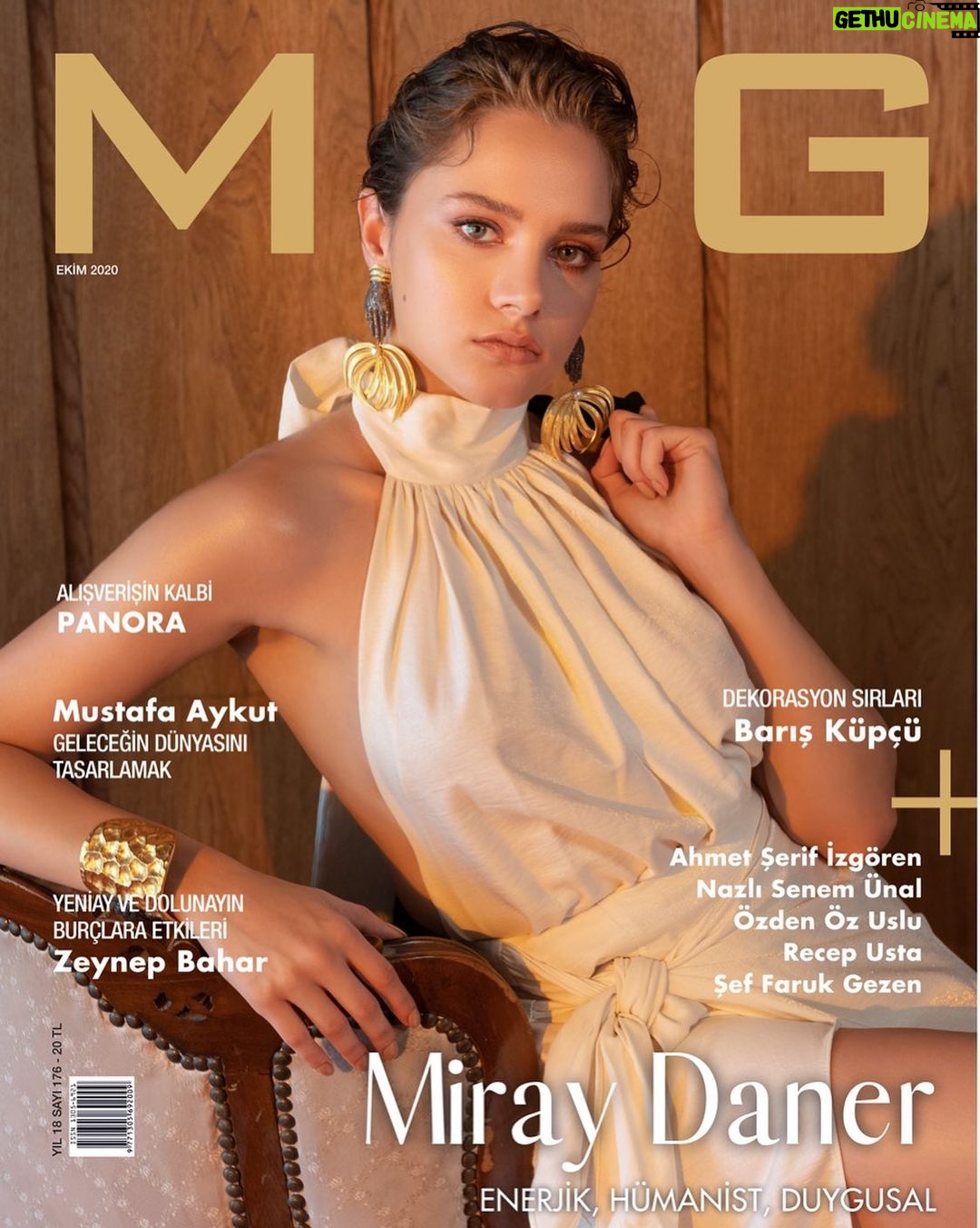 Miray Daner Instagram - Tüm @magdergi ekibinin emeğine sağlık🤍 Fotoğraf: @emreyunusoglu_ Saç: @akin_unal Makyaj: @hamiyetakpinar Styling: @simgeyucepurkaya Röportaj: @ertrkdlr Özel teşekkür: @simgebirben 🌺