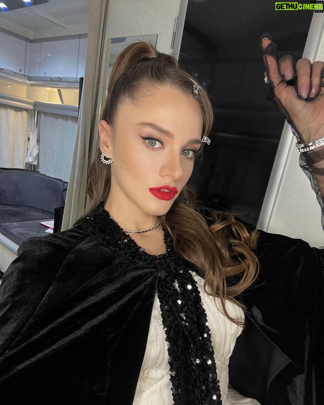 Miray Daner Instagram - Aslı kuş iş başında 🕊️🎬