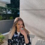 Miray Daner Instagram – Bir kahve içip çıkacağım ☕️