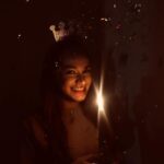 Miray Daner Instagram - Hayatıma bir şekilde dokunan herkes iyi ki var. Yeni yaşımda bu kez hepimiz için üfledim mumu. Aileme ve desteğini her zaman arkamda hissettiğim sizlere çok teşekkür ederim. Güzellikler bizimle olsun ! ✨