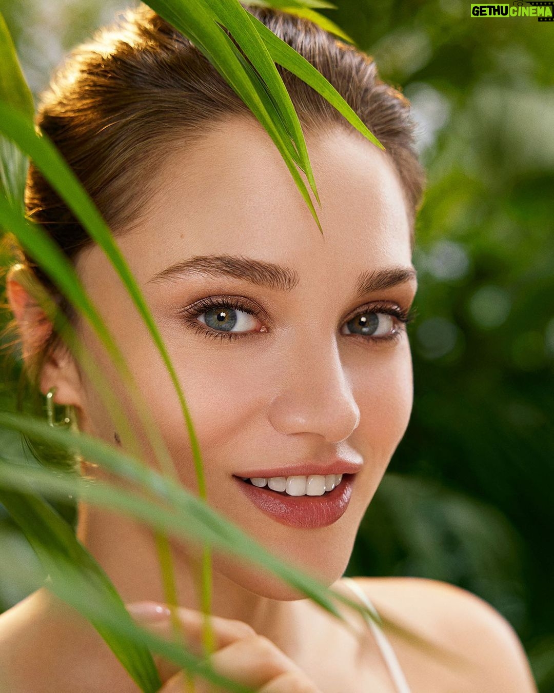 Miray Daner Instagram - Çok heyecanlıyım! ✨Uzun süredir Yves Rocher ile birlikte sizden bir sır gibi saklamaya çalıştığımız yolculuğumuz yarın başlıyor! 🍃💚 İyi ki de başlıyor 🙌🏻 Cilt sorunları denildiğinde ilk başta akla gelen sivilce ve siyah nokta problemleri eminim ki sizin de hayatınızın bir döneminde dert ettiğiniz bir sorun olmuştur. Bir süredir sabırsızlıkla vermeyi beklediğim, sır gibi sakladığımız haber tam da bununla ilgili! 🍃 Sizce bu ortak sorunlarımızın çözümü hem etkili hem de doğal olabilir mi? Bence tabii ki olur 💪🏻 Artık sizi #pürüzsüzcildim in bitkisel formülü ile tanıştırmak için hazırım! 🥳 #yvesrocher #yvesrocherturkiye #purementhe #işbirliği