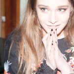 Miray Daner Instagram - Dün benim için çok özel bir gündü.Güzel kalplerinizden gelen kutlama mesajlarının hepsini teker teker okudum.Yazdığınız yazıları,yaptığınız videoları izledim,hediye gönderenler oldu yatağımın baş ucunda duruyor şimdi hepsi,çok mutlu oldum,yüzümde binlerce tebessüme sebep oldunuz hepinize çok teşekkür ederim🎉🎈Ama onun dışında biraz buruktum ailem,dostlarım doğum günümü kutlamamıştı.Ablamın yemek teklifini kabul ettim,nihayet hatırlayan biri olmuştu çünkü😁Mekandan içeri girdiğimde karşılaştığım manzarayı ne kadar doğum günü kutlarsam kutlayayım unutamayacağım.Ailem,ekip arkadaşlarım(dostlarım) herkes oradaydı.Kime sarılacağımı şaşırdım.Bu kadar özel,güzel insanların kalbinde böylesine değerli bir yere sahip olduğumu bir kez daha hissettim.Bana çok değerli,unutamayacağım bir yaş hediye ettiniz.Yanımda olan herkese çokk teşekkür ederim,iyi ki varsınız🙏🏻❤️🤗