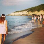 Miray Daner Instagram - Sevgili Medcezir Ailem❤️ İki yıl hep birlikte olduk.Sevenlerimiz bizi her cuma yanlız bırakmadan izledi;hep beraber sevindik,üzüldük,ağladık,güldük,kızdık,umut ettik,sevdik,sevildik,hop oturup hop kalktık.Bütün ekip arkadaşlarımı,yapımcımızı,kalemini yüreğiyle kullanan Ece ablamı,sabrına hayran olduğum yönetmenimiz Ali hocamızı ve ekibini çok seviyorum.Her bitiş bir parça hüzün,bir parça yeni ufaklara yelken açmanın heyecanı ve umudunu barındırıyor.Her bölüm hayatımın güzel anıları arasında yerini aldı.Bu bitiş bir ayrılık değil aksine yıllar sürecek bir dostluk zincirinin halkası.Bu yolculukta bize emek veren ekip arkadaşlarımı ve bizi her cuma ekran başında sabırsızlıkla bekleyen sizleri tüm kalbimle kucaklıyorum ve öpüyoruumm🙏☺️😚