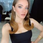 Miray Daner Instagram – Biraz da kamera arkası 🎬 Emeği geçen herkese teşekkürler 🤍
@rutkayozis @mutluahmet.sinan @aynnur @simgebirben 🌟
(Bütün gün bizimle ilgilendiği için maşasını bile tamamlayamadan, saçının yarısı düz yarısı dalgalı bir şekilde aramızda olan @berilvaroll en büyük teşekkür sana 🙌🏻)