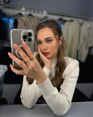 Miray Daner Instagram - Galerimde ufak bir gezintiye çıkalım 🚀