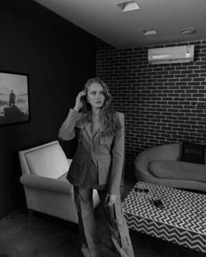Miray Daner Instagram - Galerimde ufak bir gezintiye çıkalım 🚀
