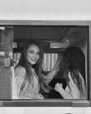 Miray Daner Instagram - Galerimde ufak bir gezintiye çıkalım 🚀