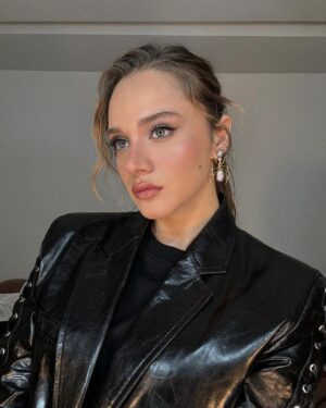 Miray Daner Instagram - Galerimde ufak bir gezintiye çıkalım 🚀