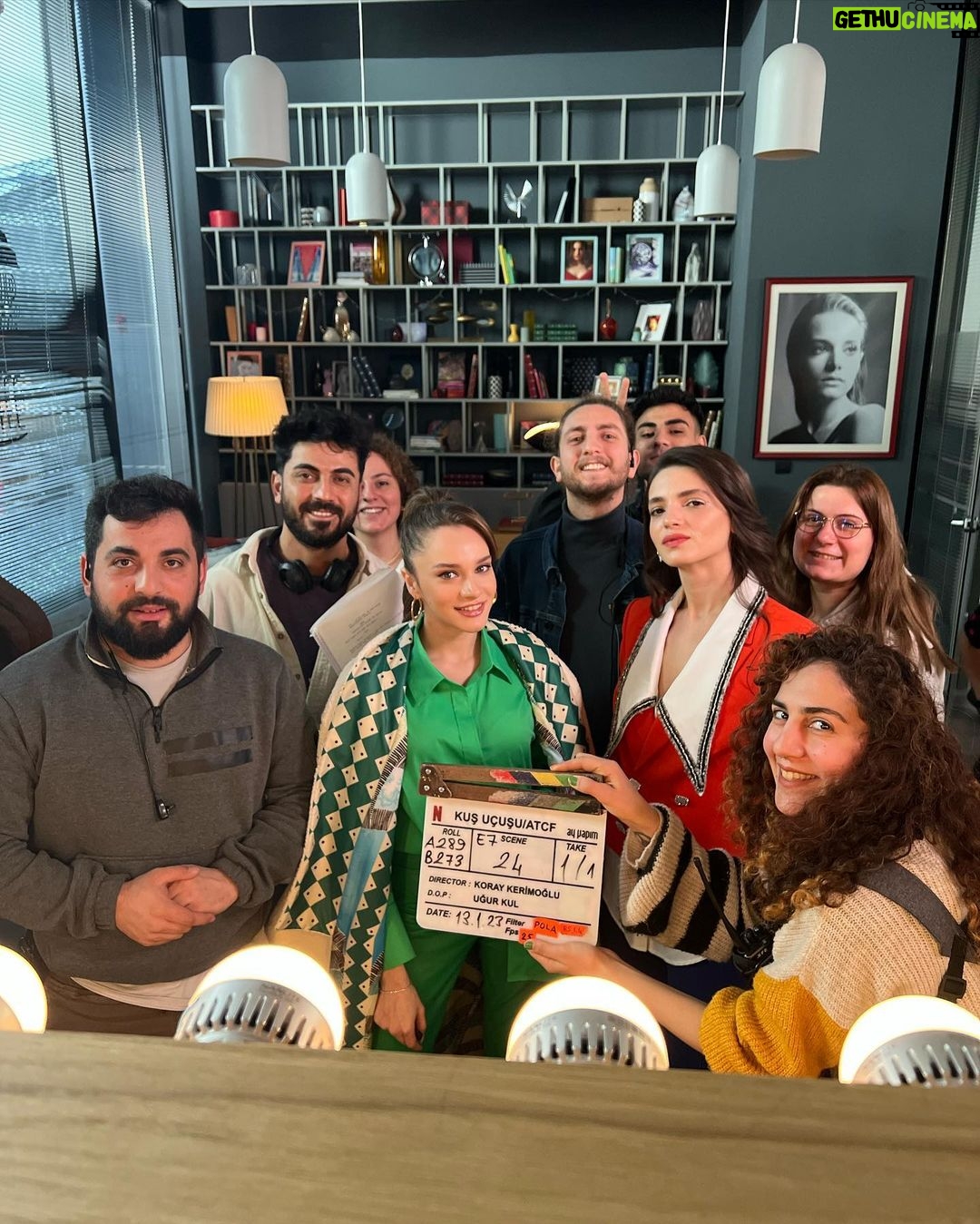 Miray Daner Instagram - Aslı kuş iş başında 🕊️🎬