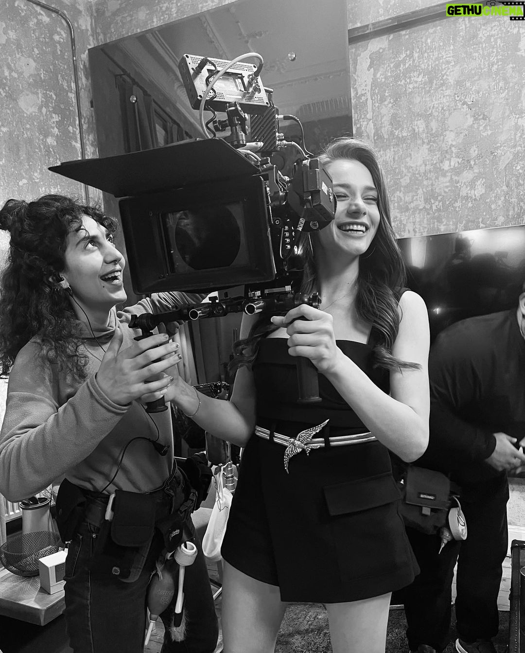 Miray Daner Instagram - Aslı kuş iş başında 🕊️🎬