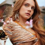 Miray Daner Instagram – Swipe left to get closer 🕵🏼‍♀️🍃

@yvesrocherturkiye  @elleturkiye