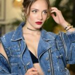 Miray Daner Instagram – Styling: @rutkayozis 
Makeup: @aynnur 
Hair: @ibrahimzengin 
🤍: @simgebirben
@lol.official 
@baguette_jewellery