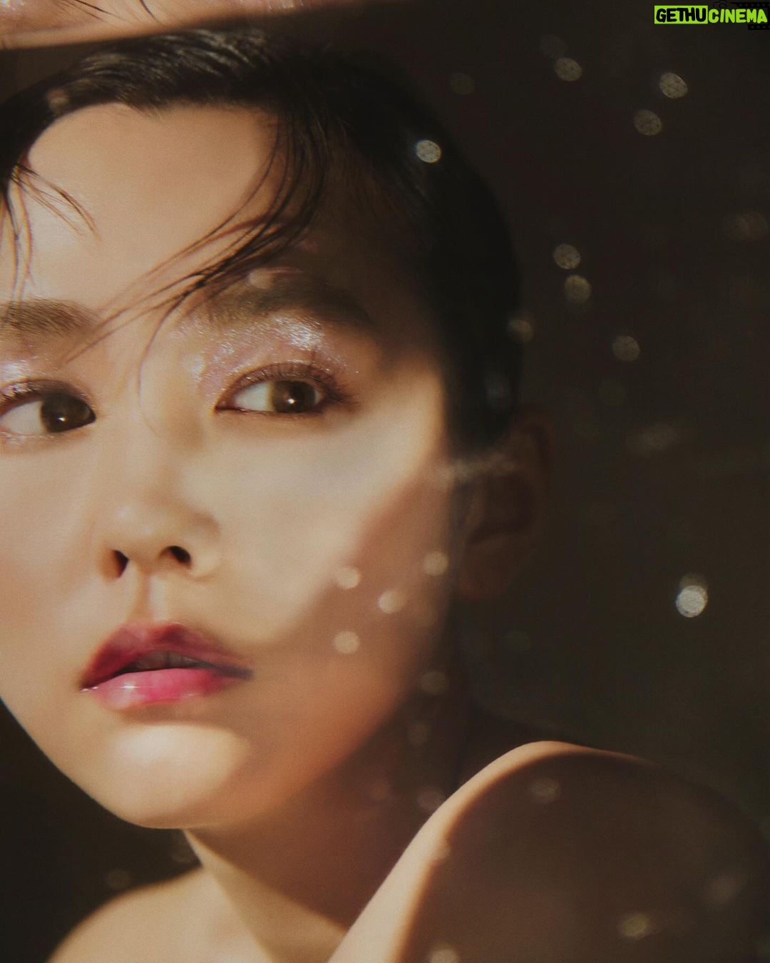 Mirei Kiritani Instagram - GUERLAIN KISSKISS BEE GLOW OIL ふっくらと潤う、ゲランの新作リップ #キスキスビーグロウオイル とろけるようなテクスチャーで、塗った瞬間にふっくらボリュームが!フレンチハニーの恵みで唇のケアもできる優秀リップ💄 発色も可愛くてお気に入りすぎて毎日つけてる🩷💜🧡 #ゲラン #Guerlain_Ambassador Photo : Toshiki Fukunaga @_toshiki_fukunaga Styling:Chie Takeoka @takeokachie Hair & Makeup:KATO(TRON) @katohairmake Direction:Saya Arai @saya_lee_arai