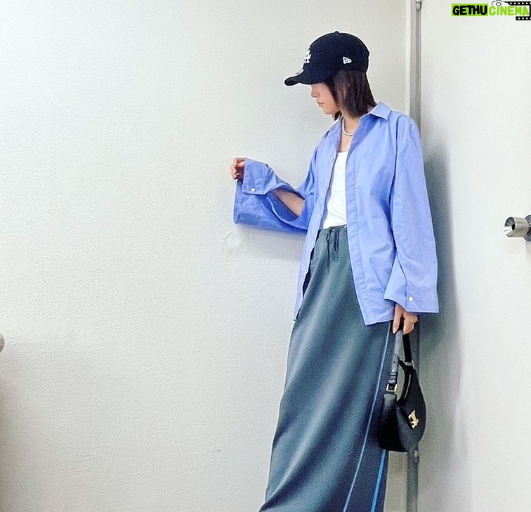 Mirei Kiritani Instagram - 少しだけ秋の予感がするね。まだまだ暑いけど少しずつ秋服を🍂側面がガッツリ空いてて今時期ぴったりの換気袖☺️ shirts: #nave skart: #maisonspecial