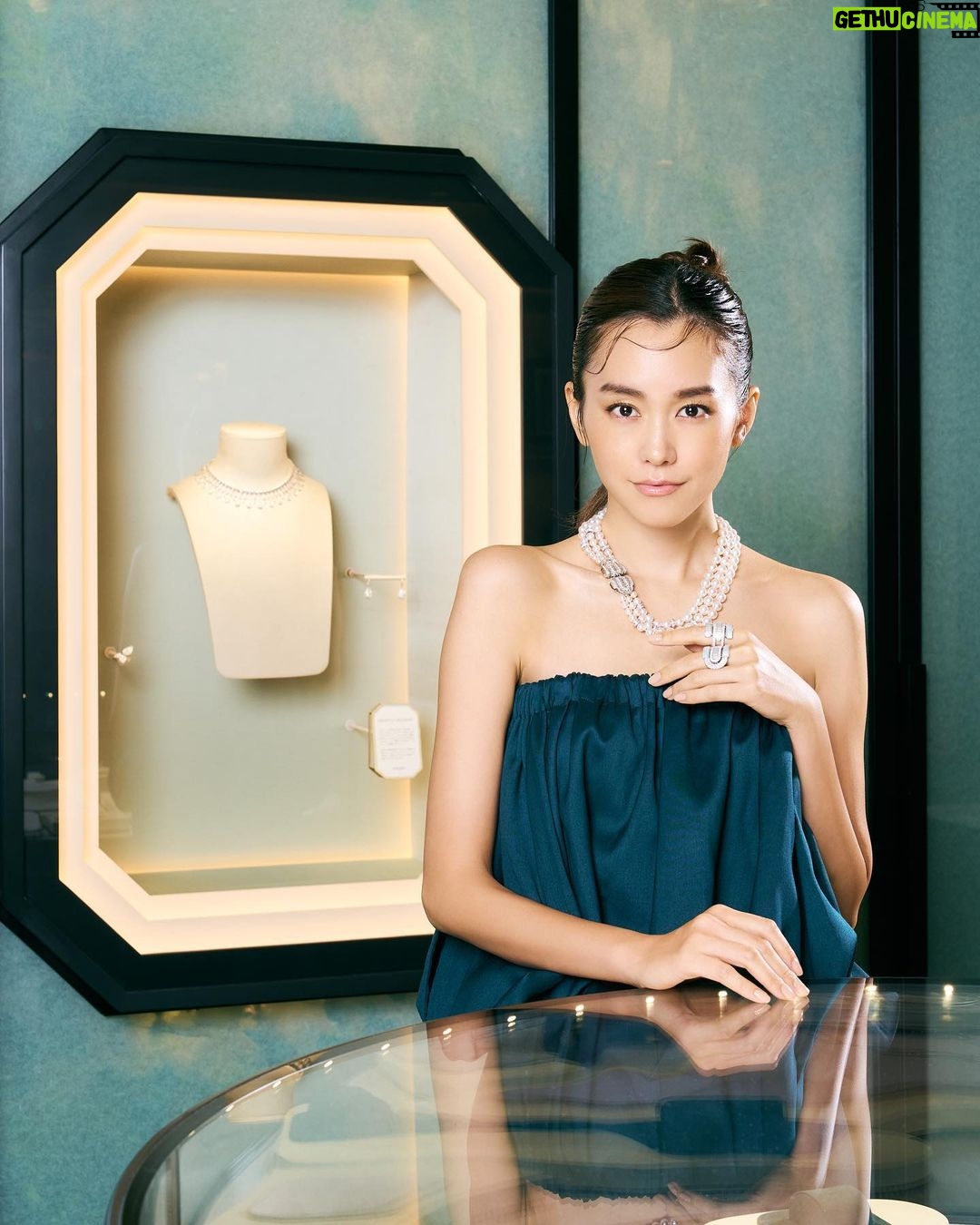 Mirei Kiritani Instagram - 明日、BOUCHERONが銀座中央通りに新店舗をオープン。 自然をテーマにしている店舗で店内には木や葉っぱのモチーフにがたくさん🍃 パリの本店に次ぐ大きな店舗なのでジュエリーも見応えたっぷり。 美しいジュエリーを身につけて気分が高揚しました🥹🥹🥹 #BoucheronGinza #Boucheron