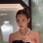 Mirei Kiritani Instagram - 明日、BOUCHERONが銀座中央通りに新店舗をオープン。 自然をテーマにしている店舗で店内には木や葉っぱのモチーフにがたくさん🍃 パリの本店に次ぐ大きな店舗なのでジュエリーも見応えたっぷり。 美しいジュエリーを身につけて気分が高揚しました🥹🥹🥹 #BoucheronGinza #Boucheron